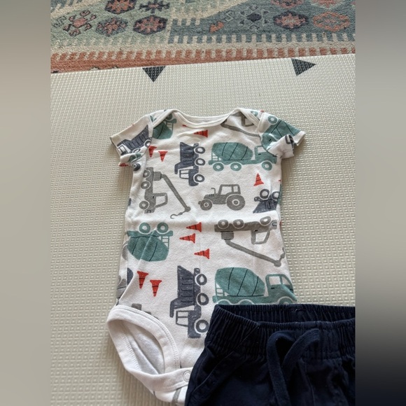 Carter’s|Baby boy outfit,truck tractor print (novelty) bodysuit & shorts••• - Picture 2 of 4